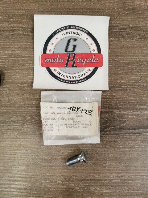 NOS HONDA ATC125M TRX125 TRX200D TRX90 Bolt Hub 8x20 90103-VM6-300  H113