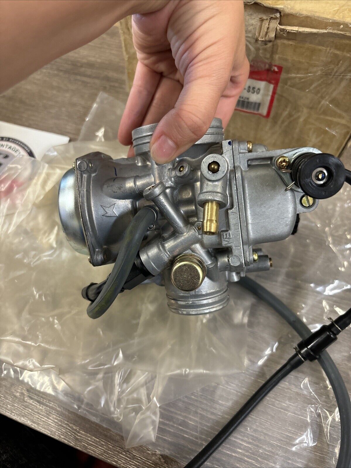 NOS Honda 1996 - 2000 TRX300 TRX300FW CARBURETOR 16100-HM5-850 H119
