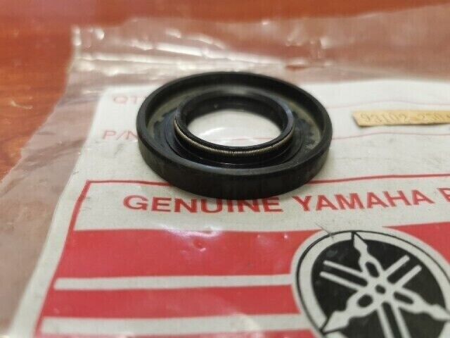 NOS YAMAHA OIL SEAL 93102-25044-00 Y67