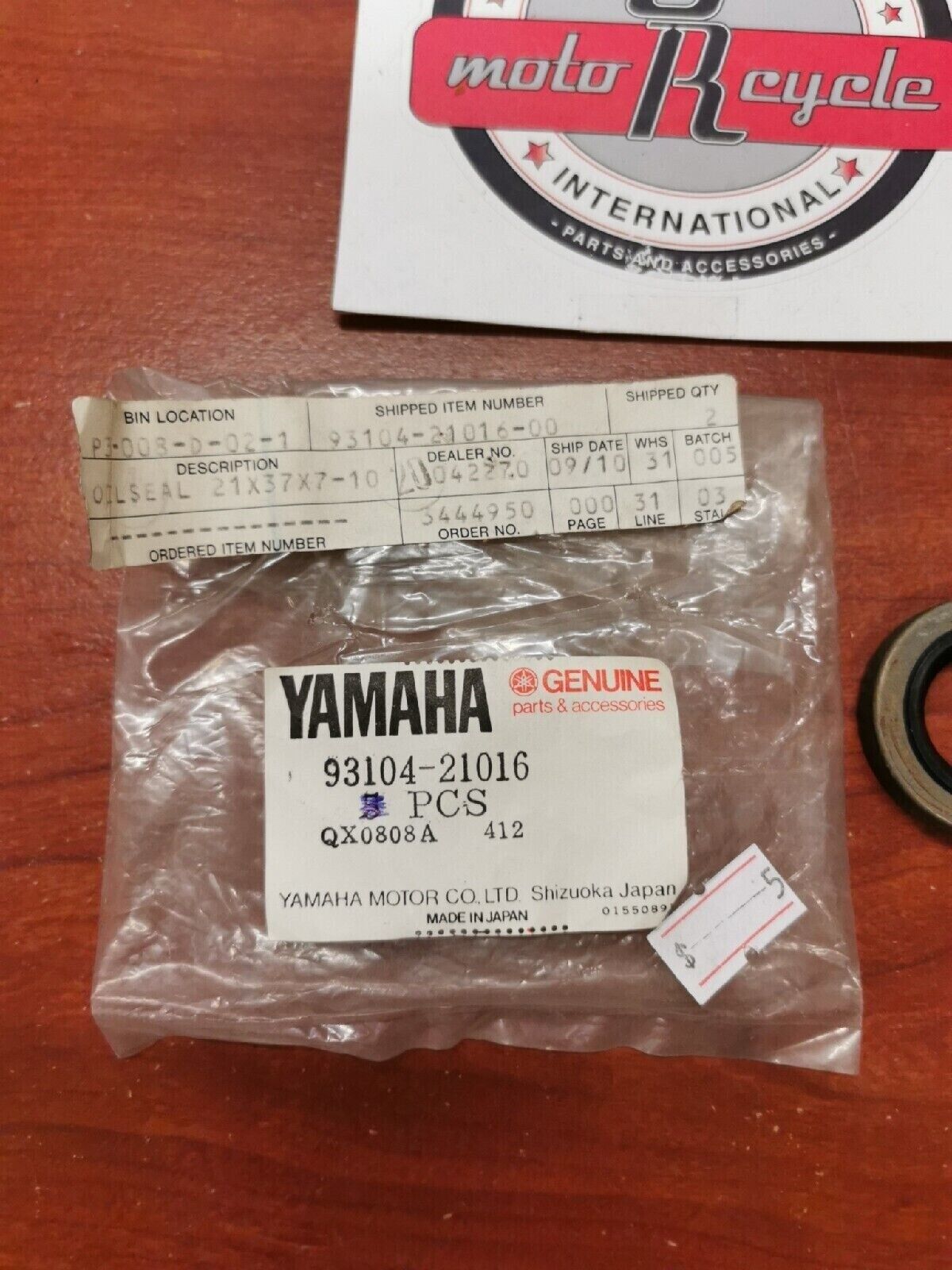 NOS Yamaha REAR WHEEL OIL SEAL 93104-21016-00 Y70