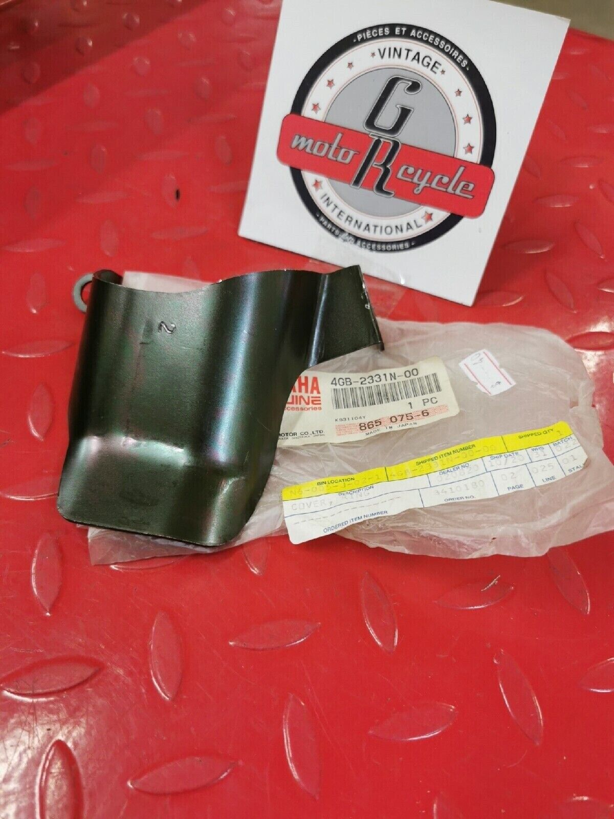 NOS YAMAHA KODIAK 400  1995  AXLE GUARD FRONT RIGHT 4GB-2331N-00 Y50