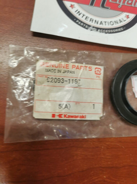 NOS Kawasaki VN750 ZL900 ZL1000 FORK SEAL 92093-1197 K27