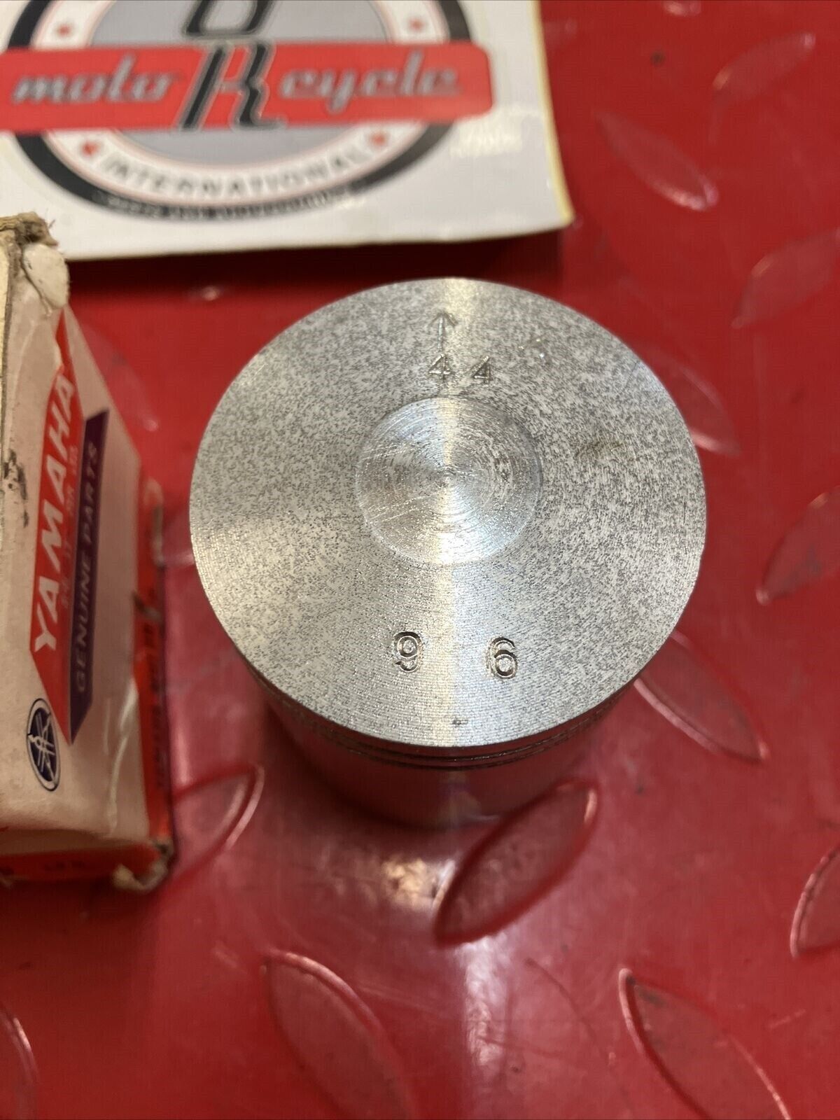 NOS Yamaha YG1 Piston STD 122-11631-01-96 Y34