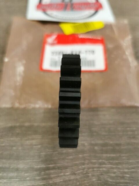 NOS HONDA CR250R 1985 1988 GEAR MAINSHAFT 24T 23481-KA4-770 H112