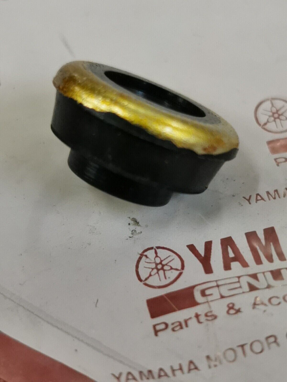 NOS YAMAHA YJ550 XJ750 1981 - 1986 MOUNT RUBBER 4U8-1112G-00-00 Y50