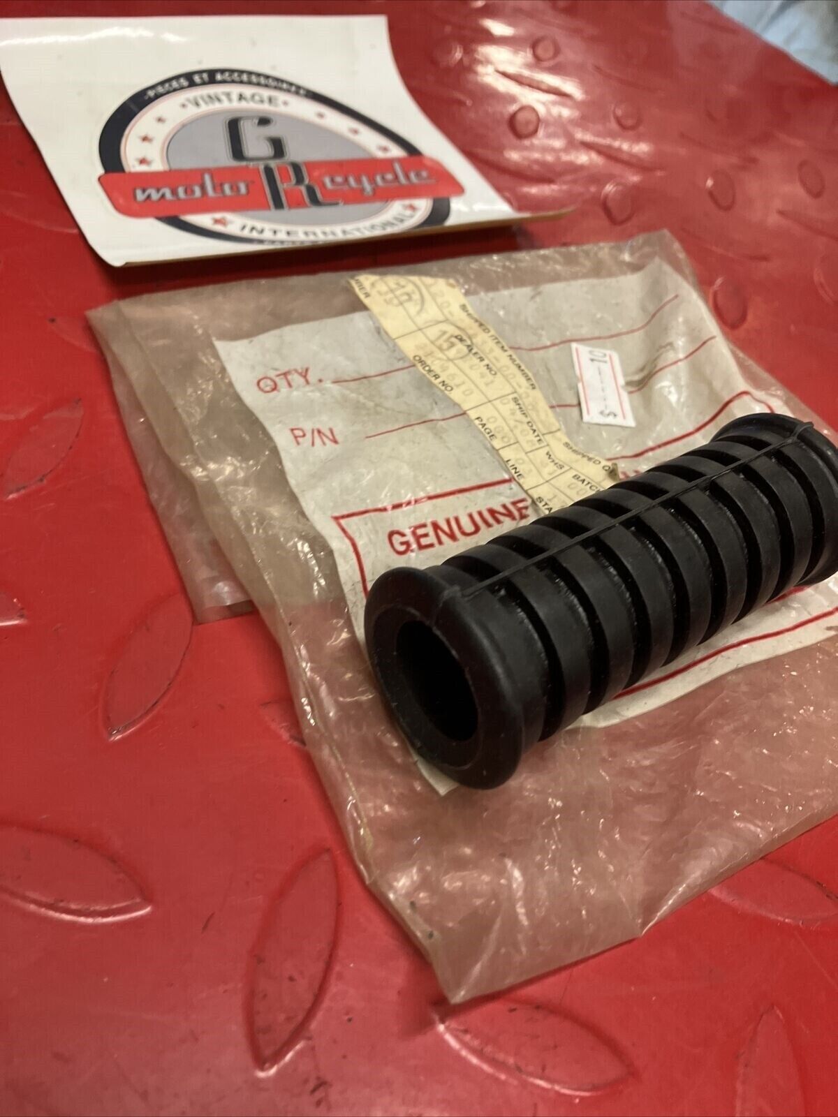 NOS YAMAHA FOOTPEG FOOTREST FOOT PEG REST COVER RUBBER 120-27433-00-00 Y60