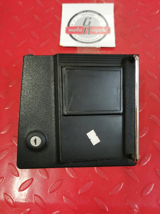 NOS YAMAHA XVZ12DN  PANEL 2    26H-28222-00 Y54