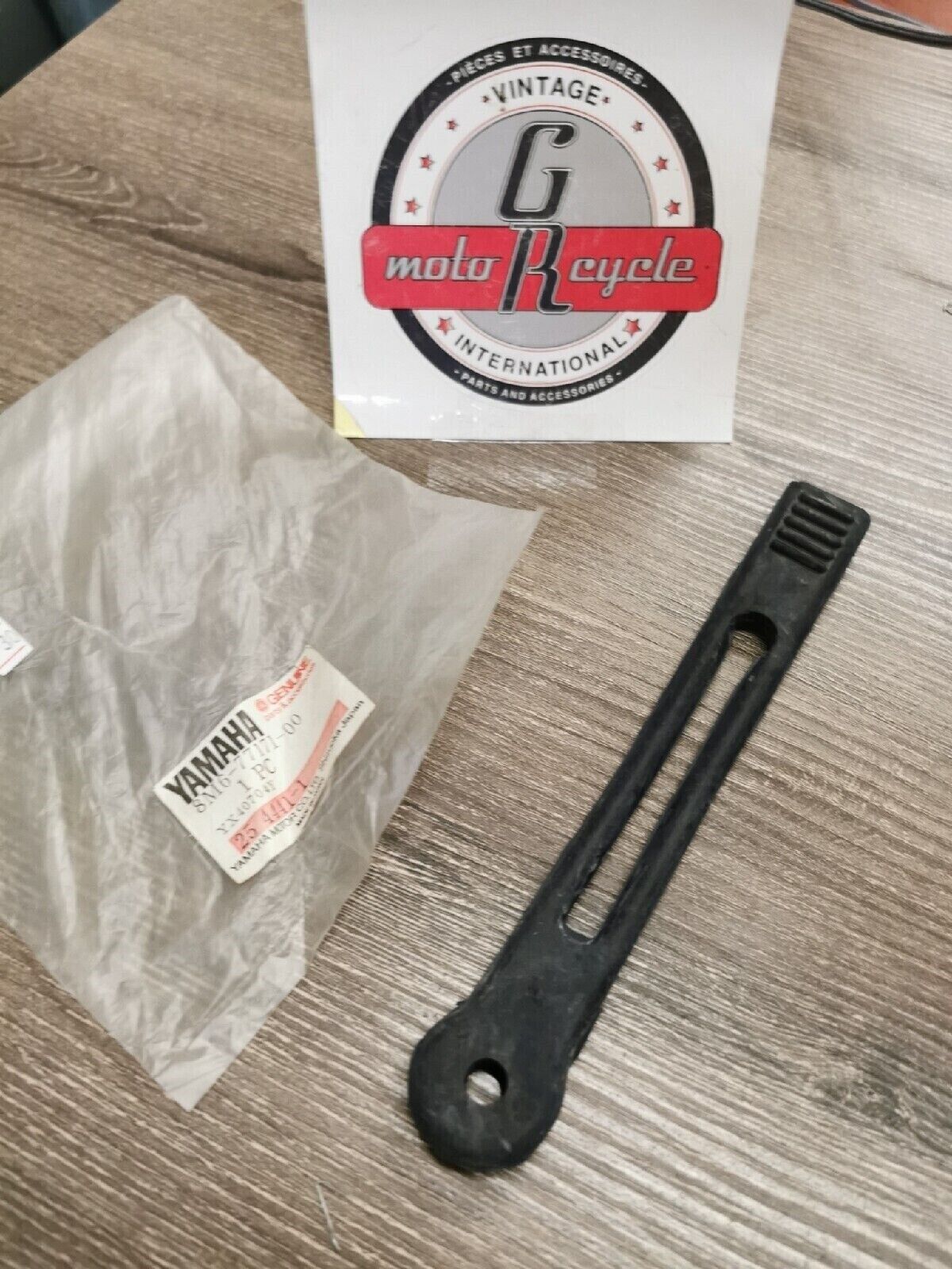 NOS YAMAHA Vmax 340 540 Hood Strap Body Latch  8M6-77171-00 Y56