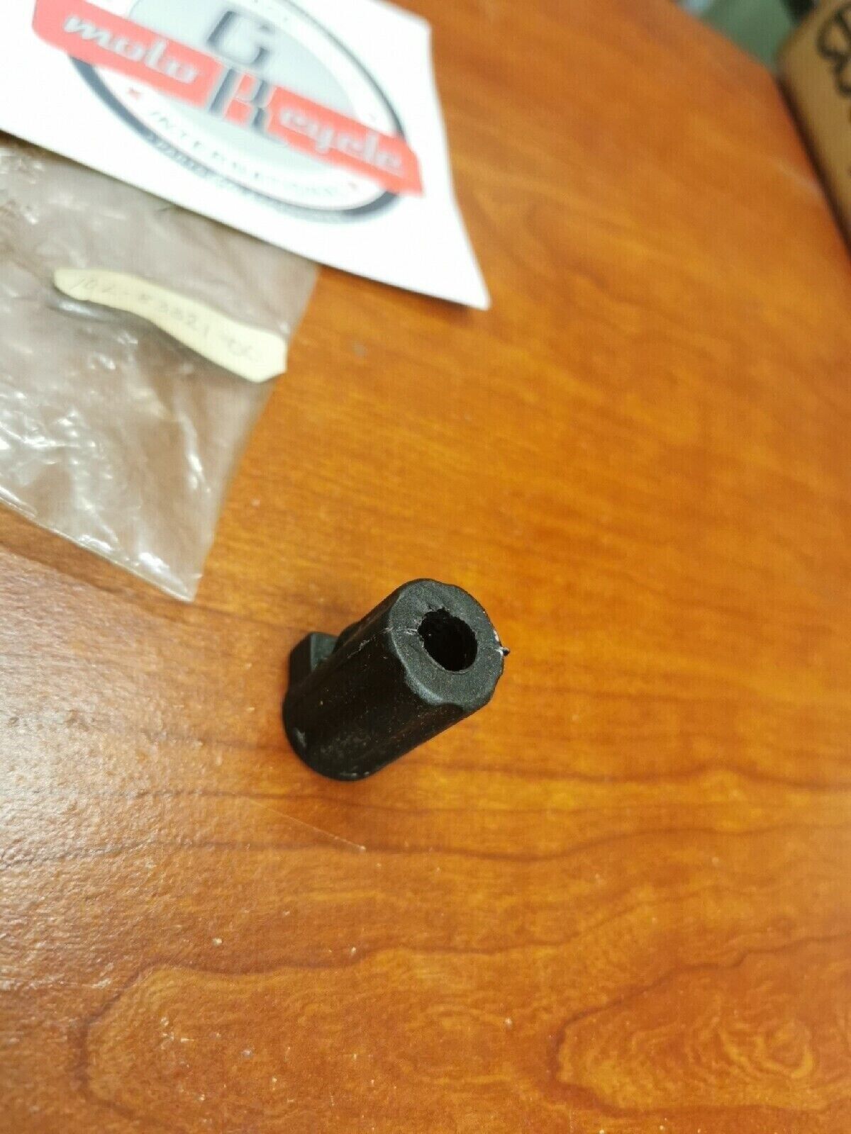 NOS Yamaha TURN SIGNAL DAMPER 10L-83321-00 Y69