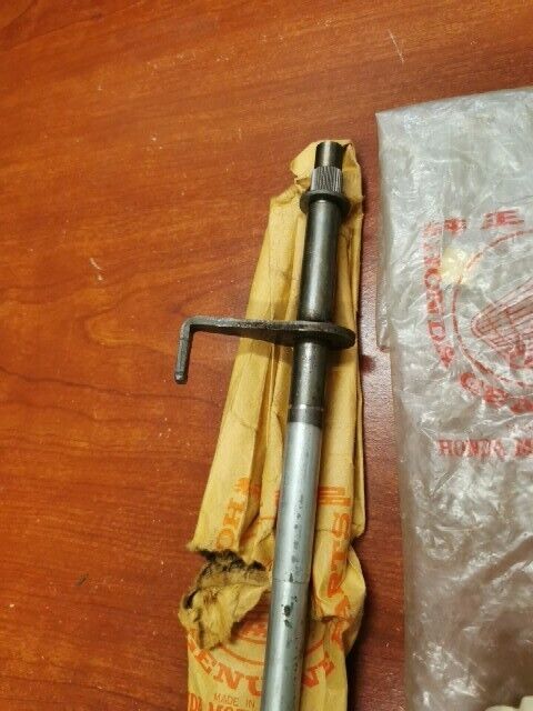 NOS Honda C100 C105 T CA100 CA105T GEARSHIFT SPINDLE 24610-001-080 H80