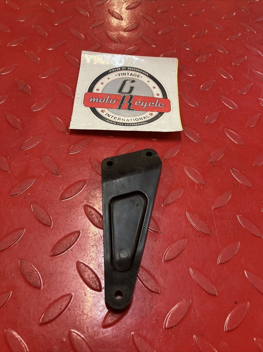 Suzuki RM125 1985 frame cover side panel mojnting plate stay bracket 1984