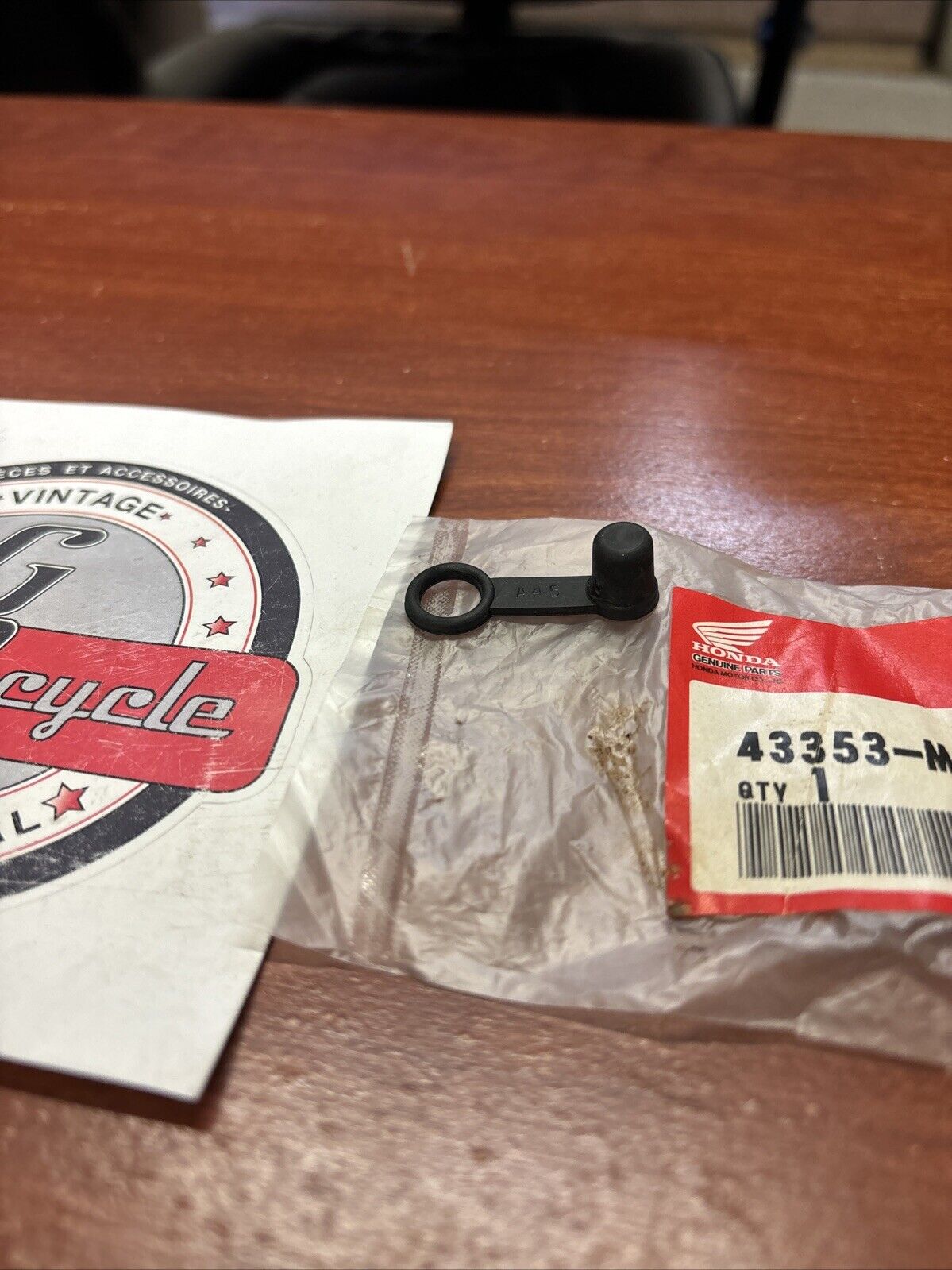 NOS Honda CA125 CB1000 F CB1300 CB250 CB600F BLEEDER CAP 43353-MG9-006 H161