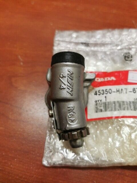 NOS Honda TRX350 TRX350D RIGHT FRONT WHEEL BRAKE CYLINDER 45350-HA7-671 H104