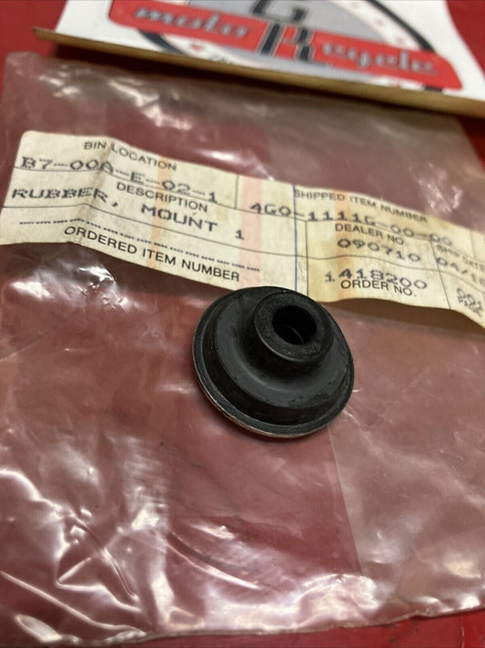NOS YAMAHA MOUNT RUBBER 4G0-1111G-00-00 Y63