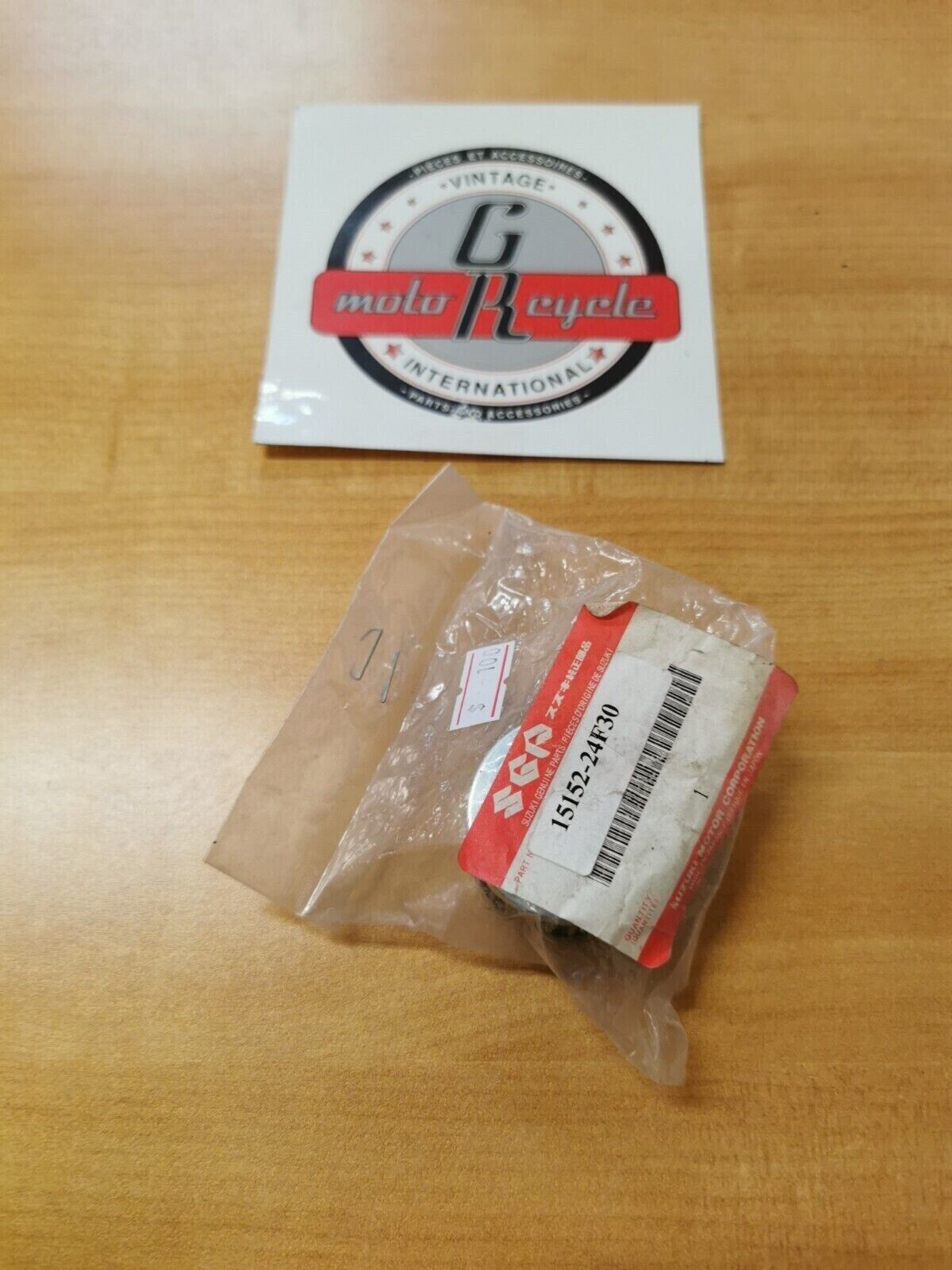 NEW NOS  SUZUKI 1999 2000    FUEL STRAINER SPRING 15152-24F30  S10