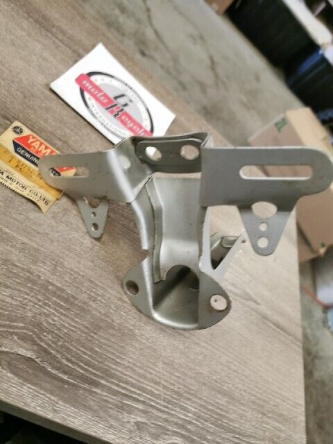 NOS YAMAHA LS2 1972 BRACKET LICENSE SILVER 256-84751-61-35 Y147