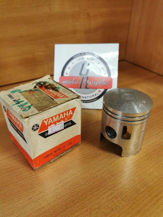 NOS YAMAHA R2 R3  1968 1969  PISTON OVERSIZE .25  235-11635-00-00 Y47