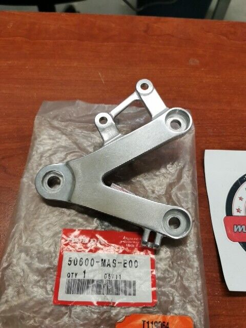 NOS Honda 1998 - 1999 CBR900RR RIGHT MAIN STEP HOLDER 50600-MAS-E00 H108