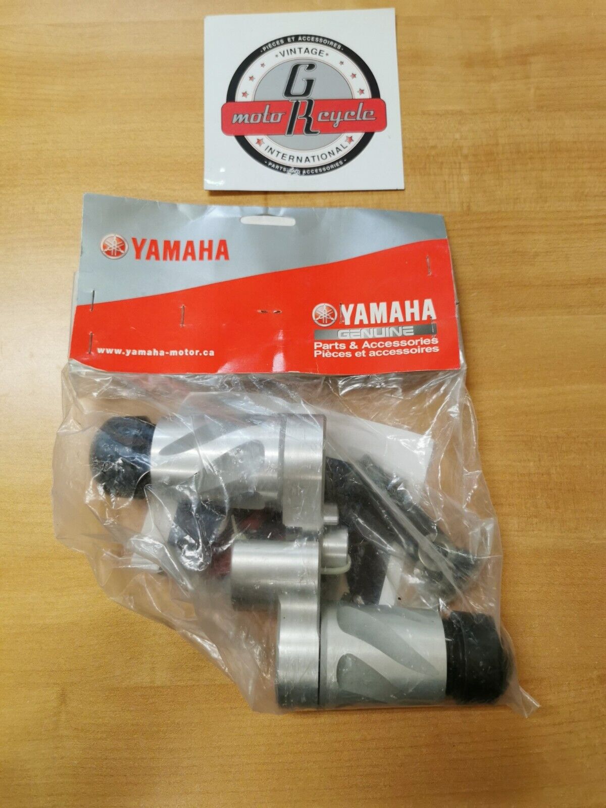 NOS YAMAHA YZFR1  2004 - 2006   FRAME SLIDER 5VY-W0741-01   Y44