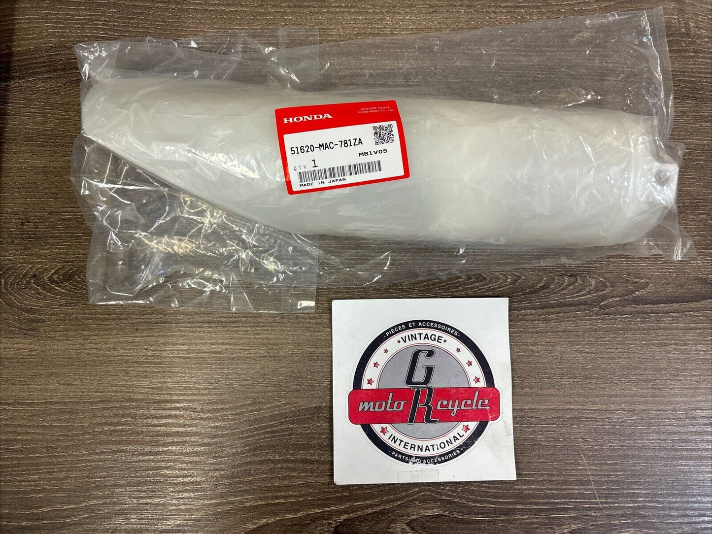 NOS Honda CR125R CR250R CR500R RIGHT FRONT FORK GUARD 51620-MAC-781ZA H116