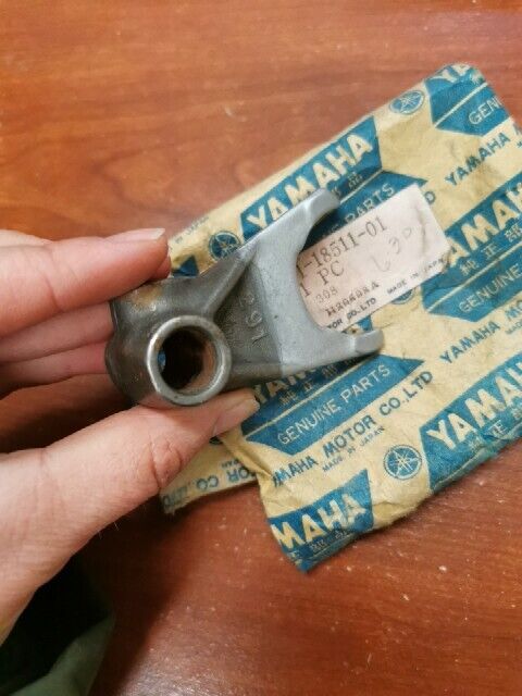 NOS Yamaha DT2 DT3 RT1 RT2 RT3 SHIFT FORK 291-18511-01-00 SUB 291-18511-00- Y116