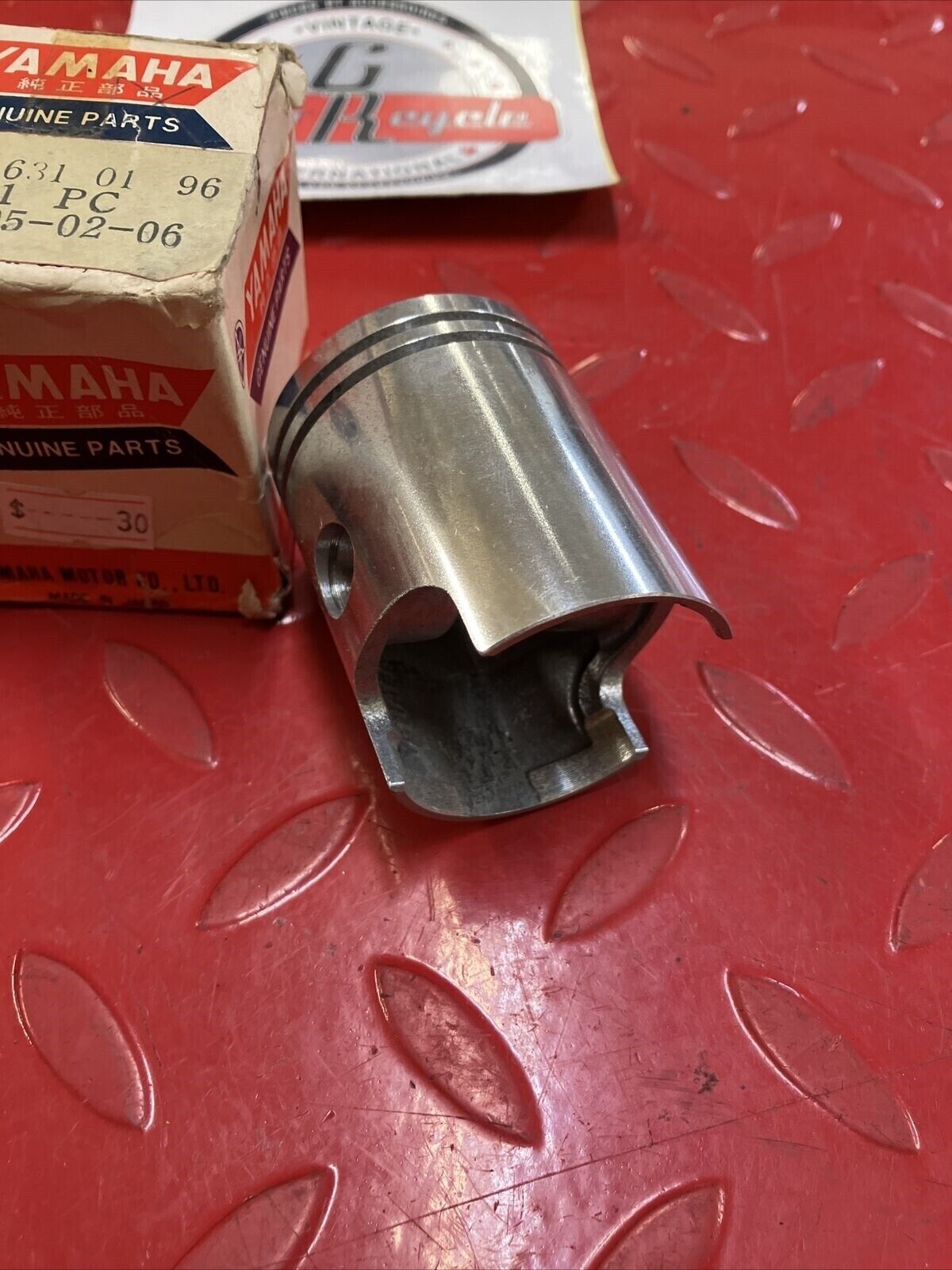 NOS Yamaha YG1 Piston STD 122-11631-01-96 Y34