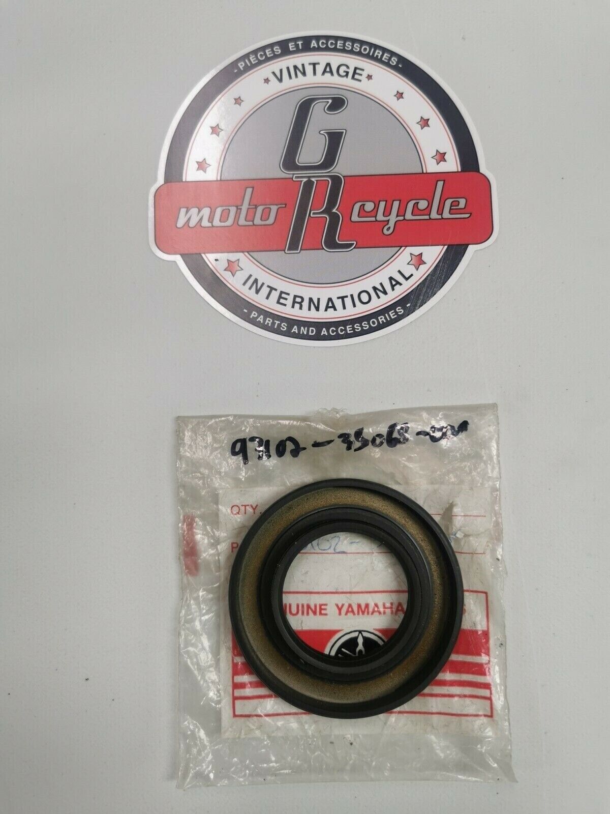 NOS YAMAHA oil seal 93102-35068-00 y1
