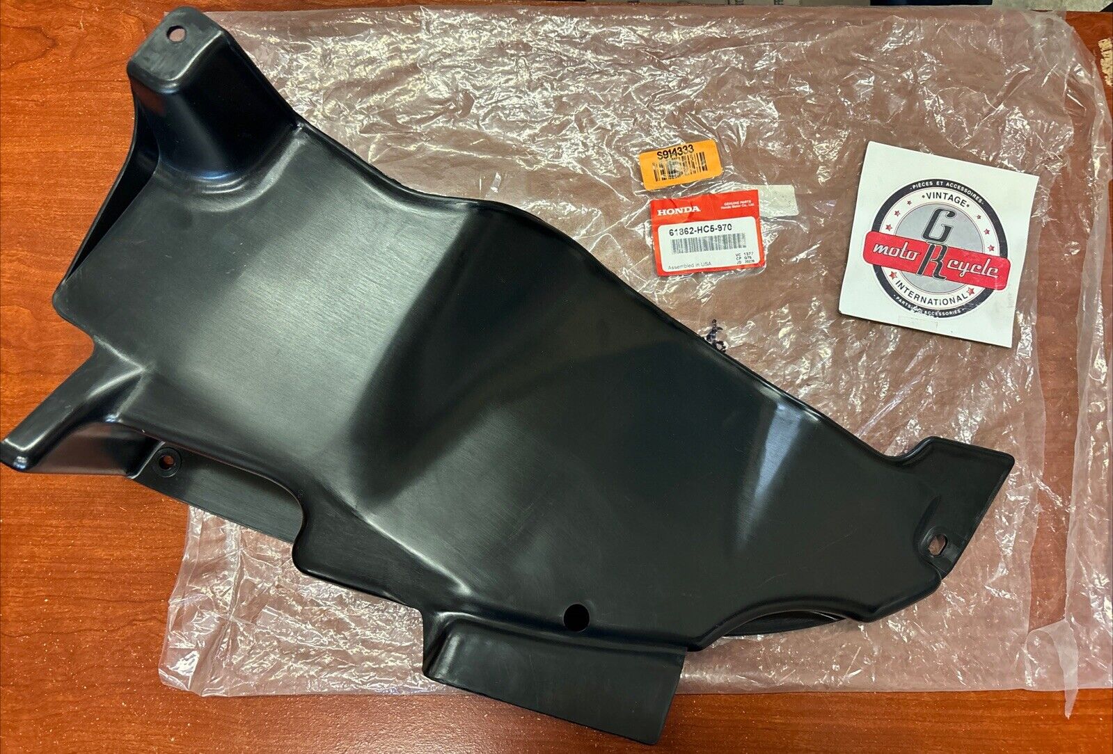 NOS Honda TRX300 TRX300FW RIGHT FRONT INNER FENDER 61862-HC5-970 H119