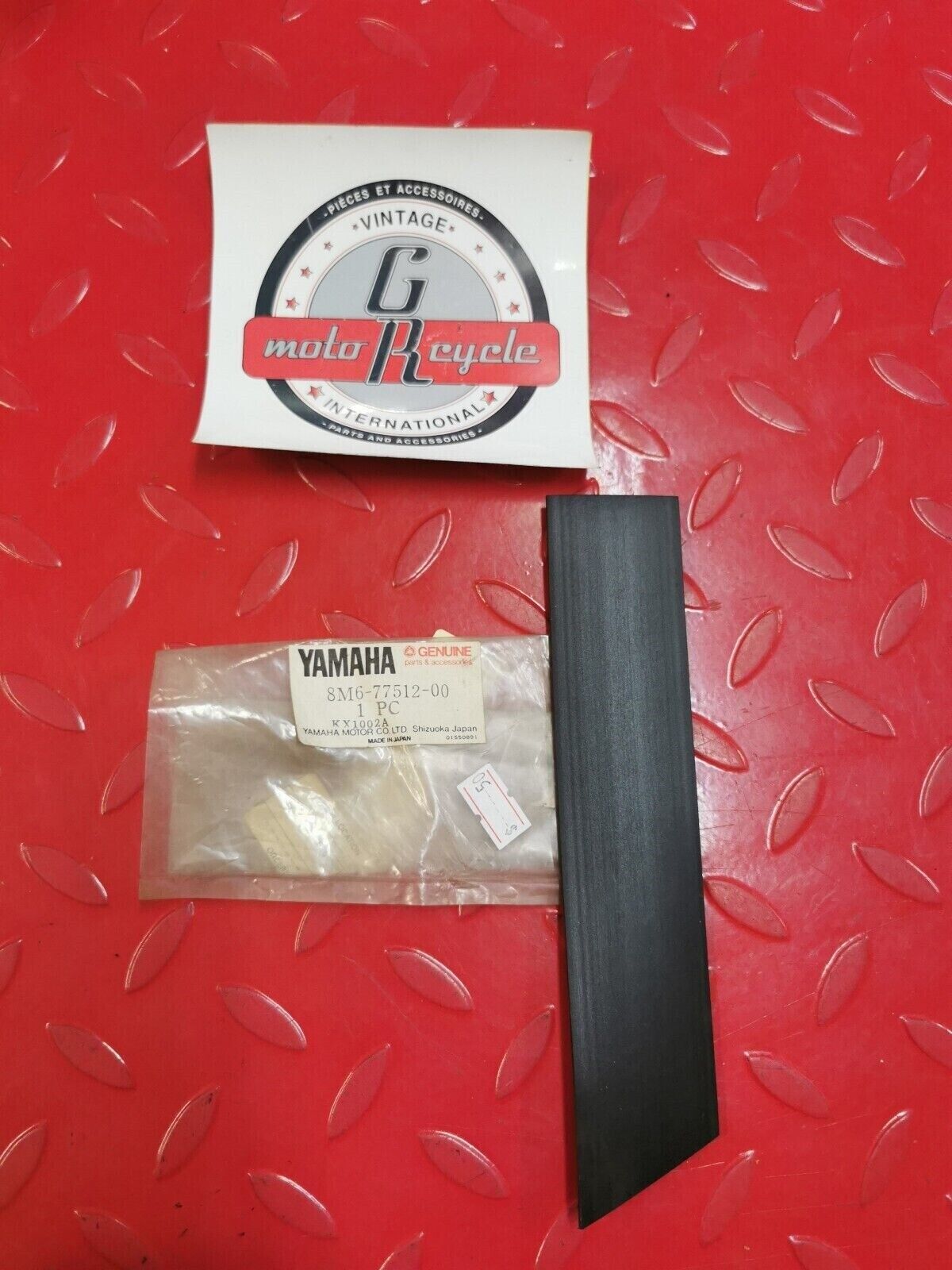 NOS YAMAHA BUMPER FRONT 2 8M6-77512-00-00 SUPERCEDED 8W6-77512-00-00 Y29