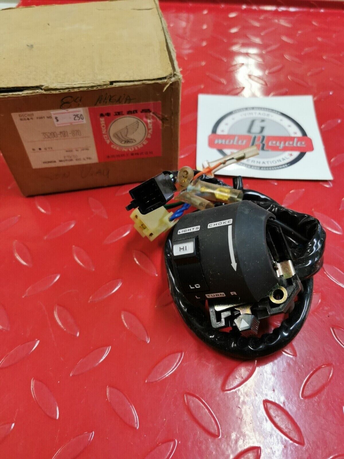 NOS Honda 1984 VF700C SWITCH ASSY., TURN SIGNAL 35200-MB1-870 H10