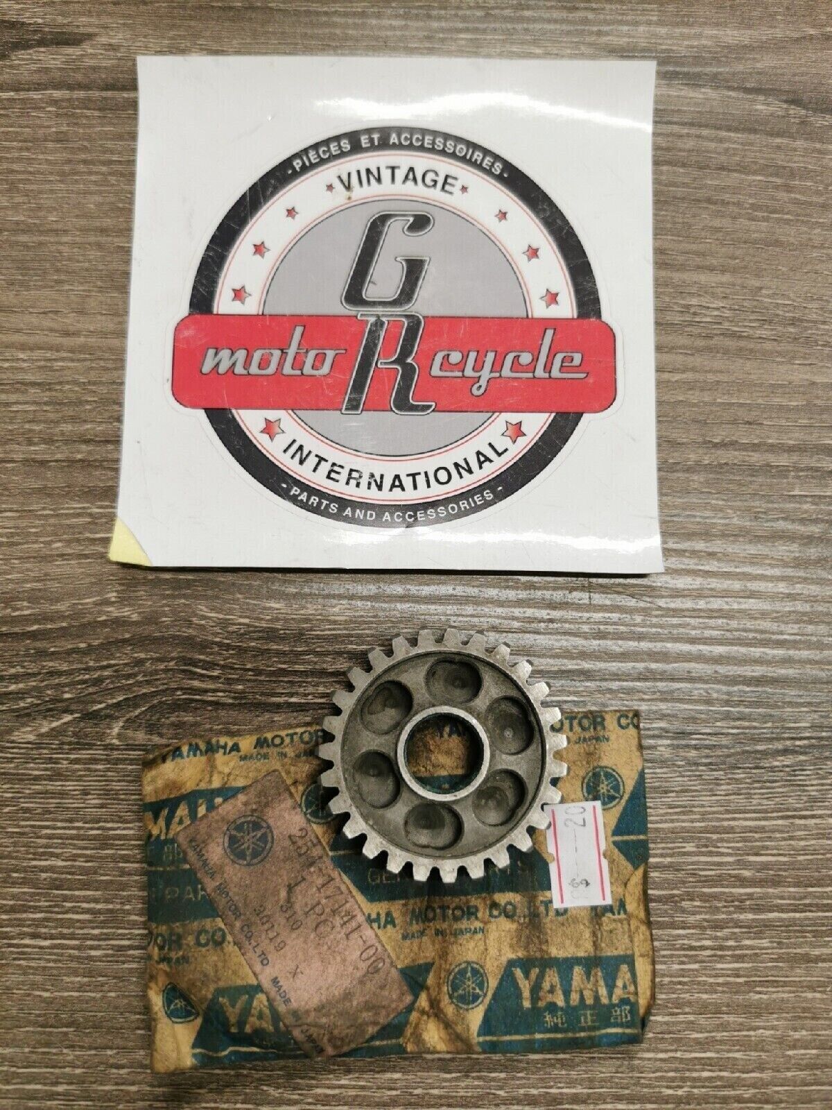 NOS YAMAHA GEAR 4TH PINION 254-17141-00-00 Y51