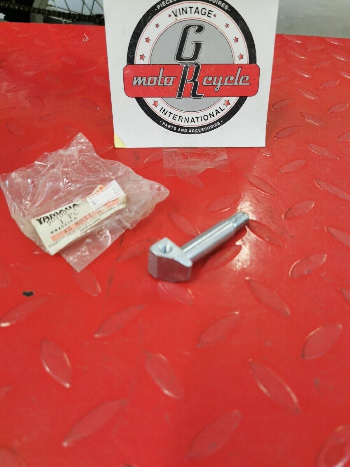 NOS YAMAHA 1984  XVZ1200  STAND FOOTREST 90109-10722-00  Y52