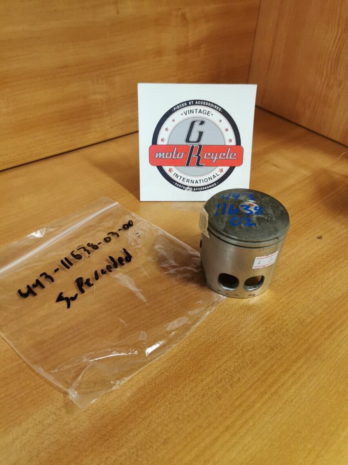 NOS YAMAHA DT175 1974 - 77  PISTON 4 O/S 1.00  SUPERCEDED BY 443-11638-03-00 Y46