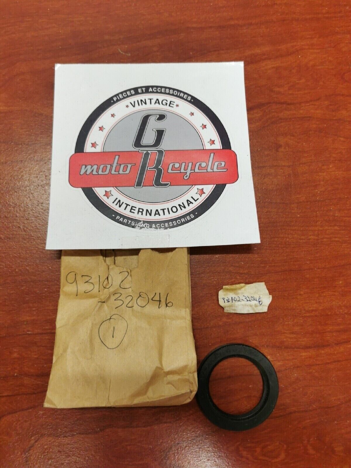 NOS Yamaha OIL SEAL 93102-32046-00 Y71