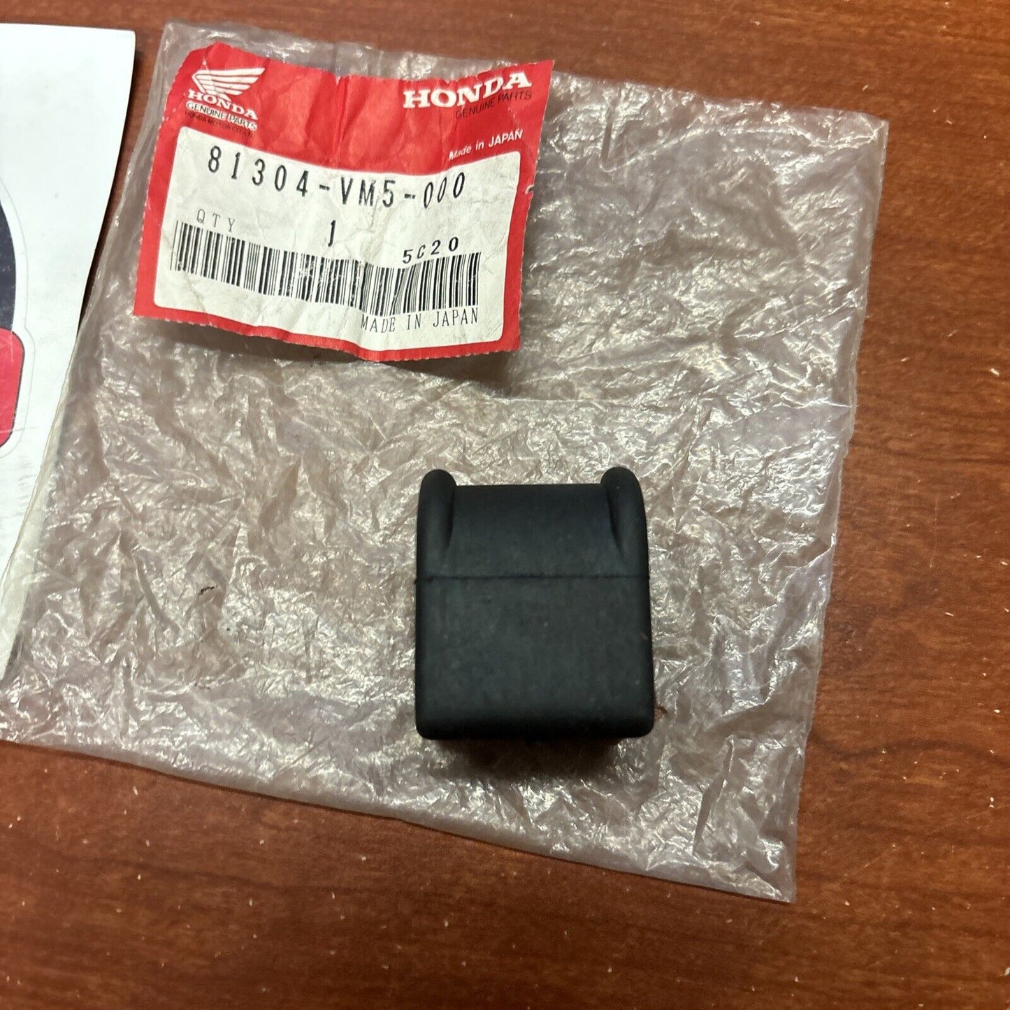 NOS Honda TRX200 TRX200SX TRX250 FRONT CARRIER RUBBER 81304-VM5-000 H165