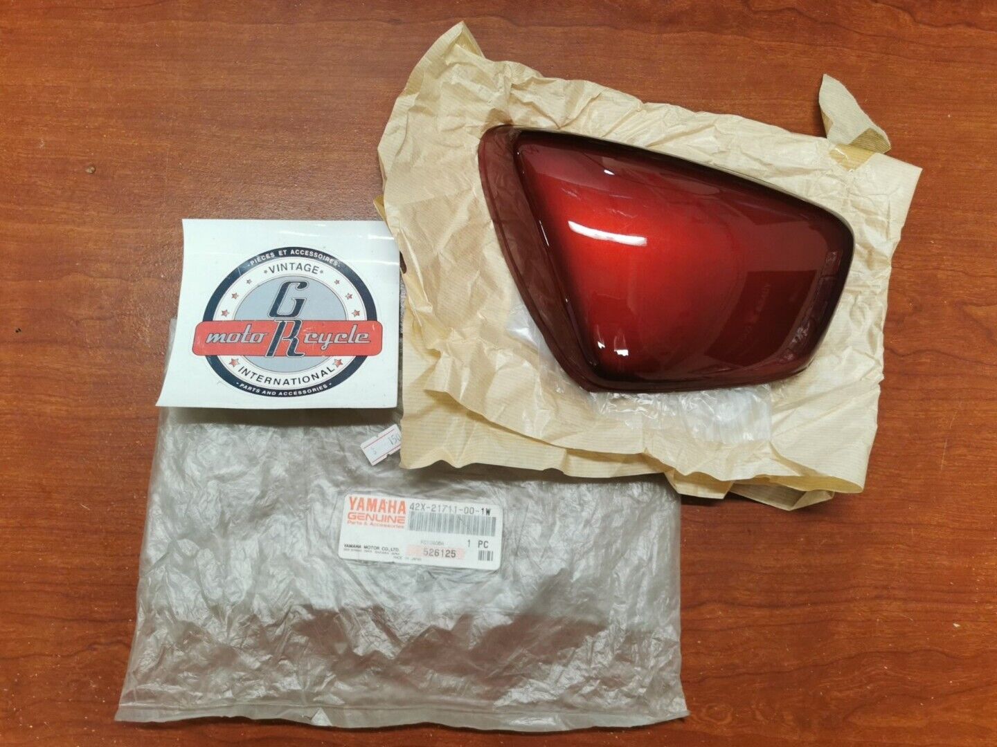 NOS Yamaha XV700 XV1000 SIDE COVER 1 ROMANESQUE CRIMSON 42X-21711-00-1W Y88