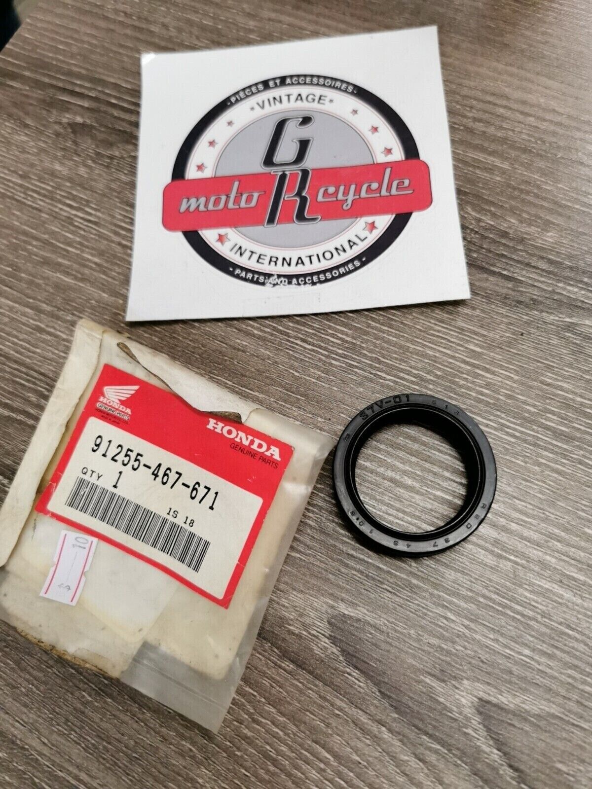NOS HONDA CR250R  OIL SEAL 37X48X12.5  91255-467-671  H55