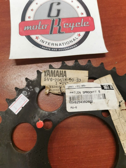 NOS Yamaha REAR DRIVE SPROCKET 39T 5V6-25439-20-33 SUB. 5V6-25439-20-00 Y90
