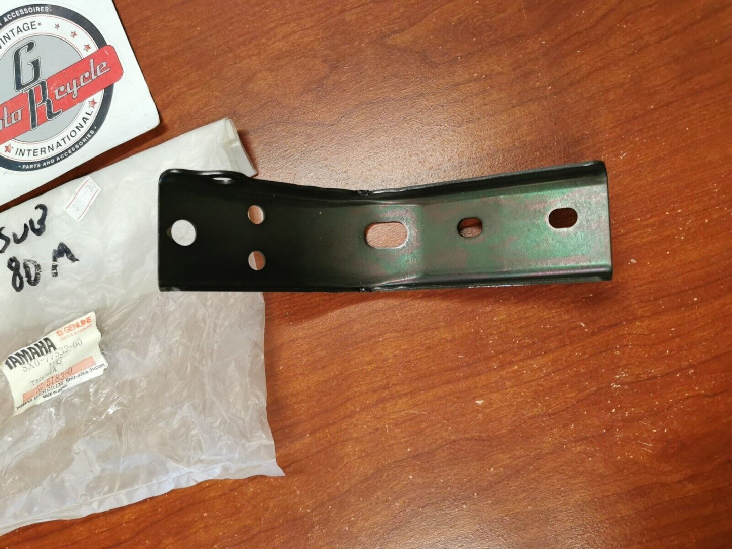 NOS Yamaha FRONT RIGHT BRACKET 8X0-77532-00-00 SUB. 80M-77532-00-00 Y92