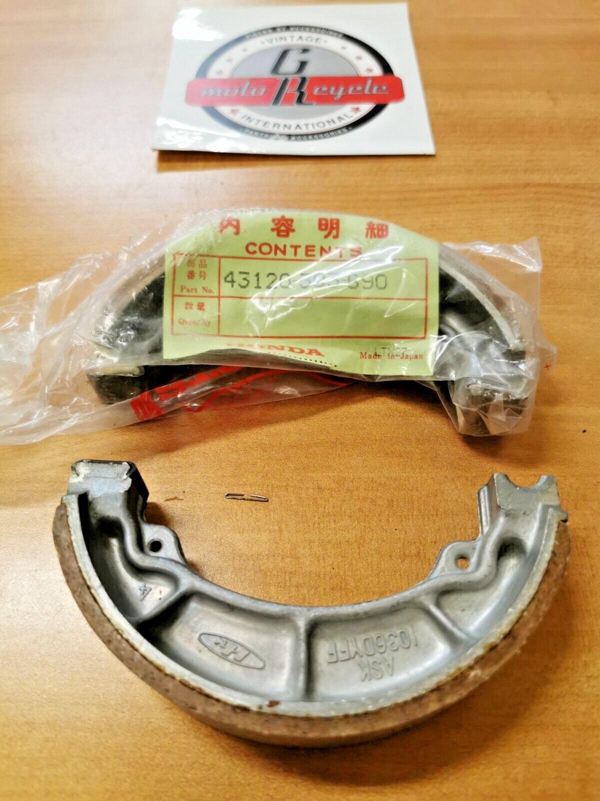 NOS HONDA CD125  CD175  1971 - 1978   REAR BRAKE SHOES   43120-303-305 H23