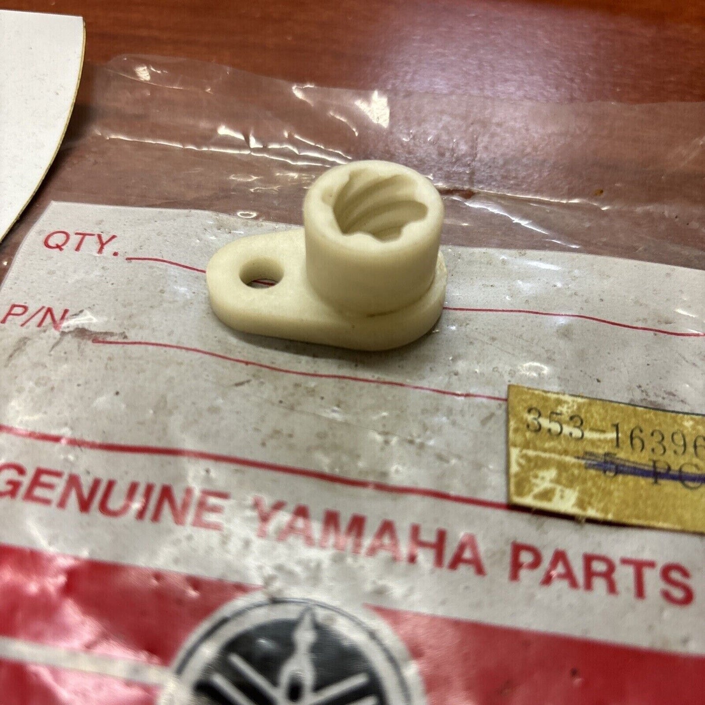 NOS Yamaha DT50 DT80 GT80 GTMX YSR50 PUSH SCREW HOUSING 353-16396-00-00 Y173