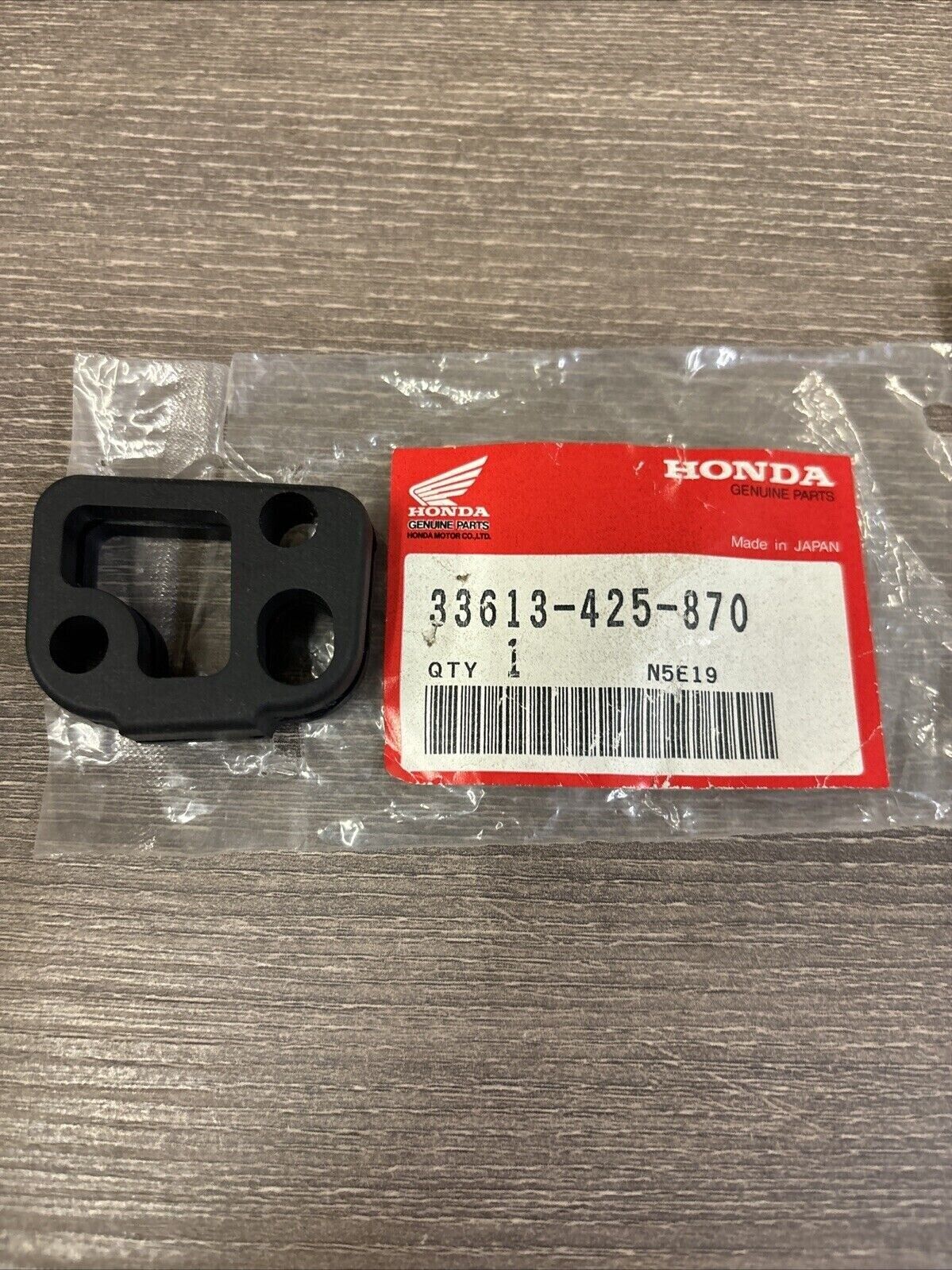 NOS Honda 1979 CB750L REAR WINKER MOUNT RUBBER 33613-425-870 H118