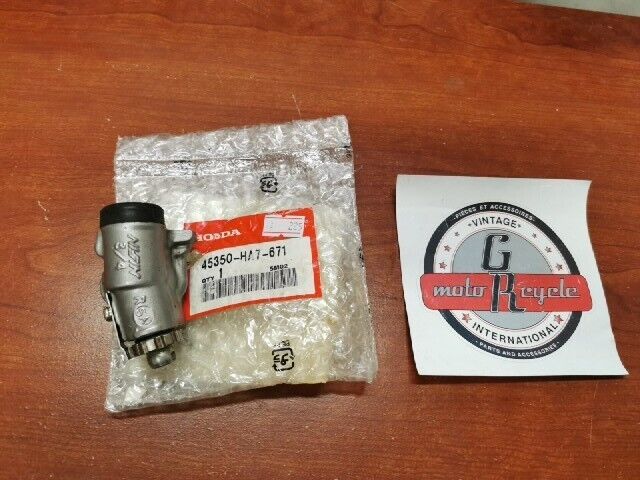 NOS Honda TRX350 TRX350D RIGHT FRONT WHEEL BRAKE CYLINDER 45350-HA7-671 H104