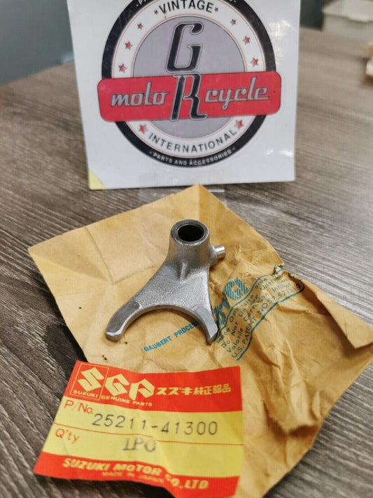 NOS SUZUKI RM125  FORK GEAR SHIFT  25211-41300 Superseded by 25211-41301  S11