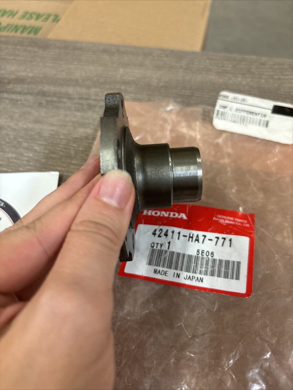 NOS Honda TRX350 TRX350D LEFT DIFFERENTIAL CASE CAP 42411-HA7-771 H120