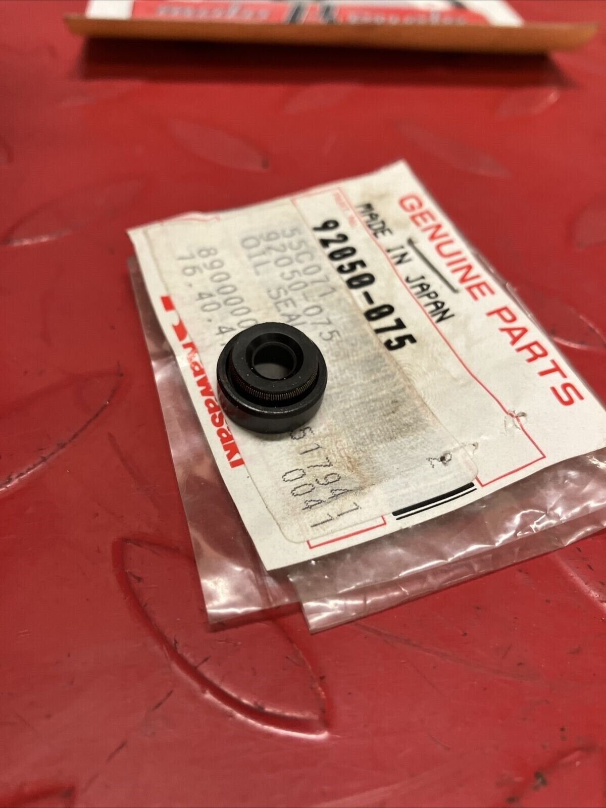 NEW NOS KAWASAKI TACHOMETER CABLE OIL SEAL 92050-075 K17