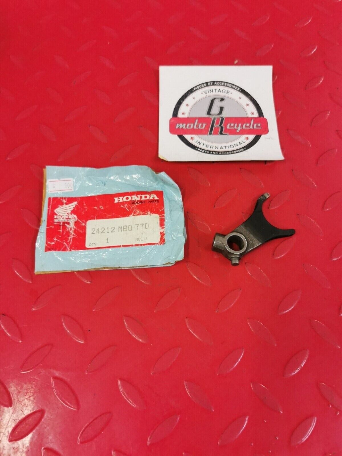 NOS HONDA VT700C VT750 1982 - 1987  FORK CENTER GEARSHIFT 24212-MB0-770 H38