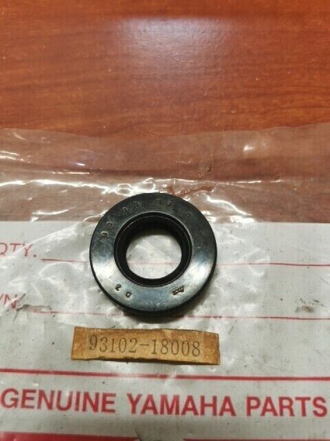 NOS Yamaha AT1 DT100 DT125 DT50 RT100 OIL SEAL (18X37X8) 93102-18008-00 Y166