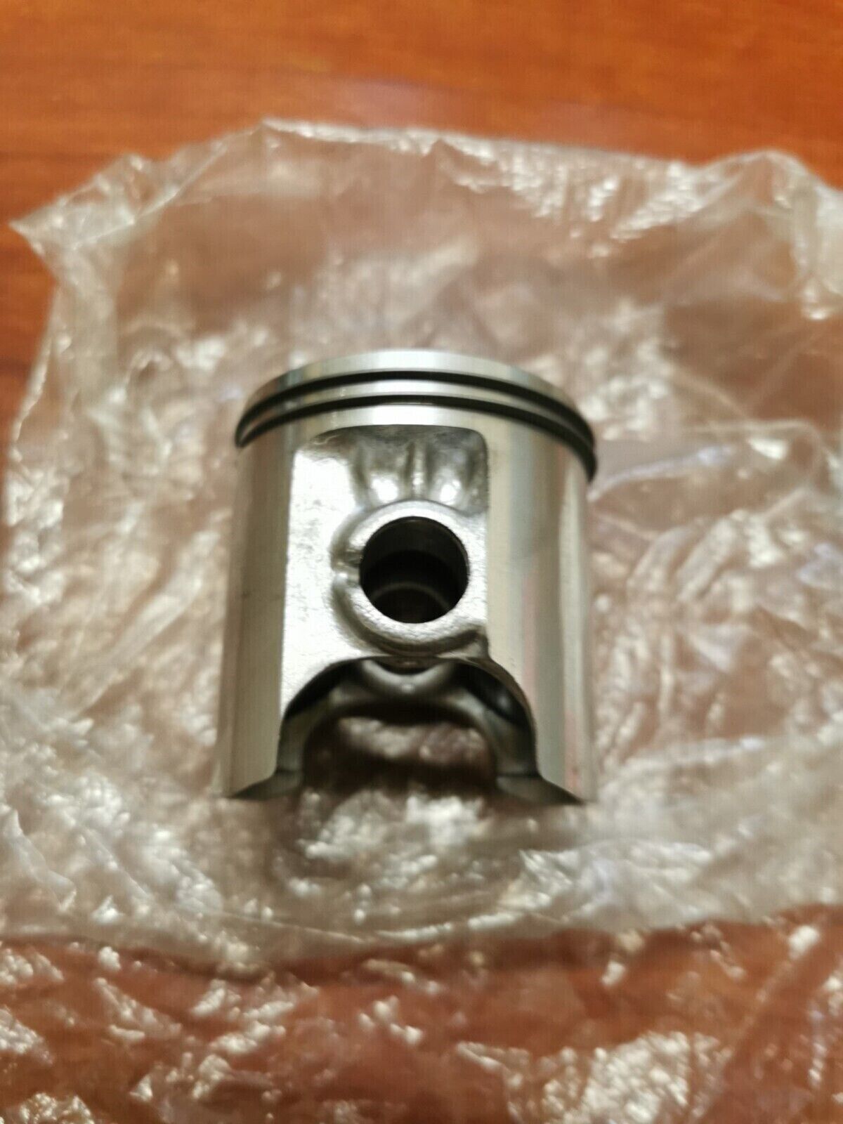 NOS SUZUKI 1985 1986 RM125 PISTON RING KIT 12103-14850-050 - 12110-14513-050 S30