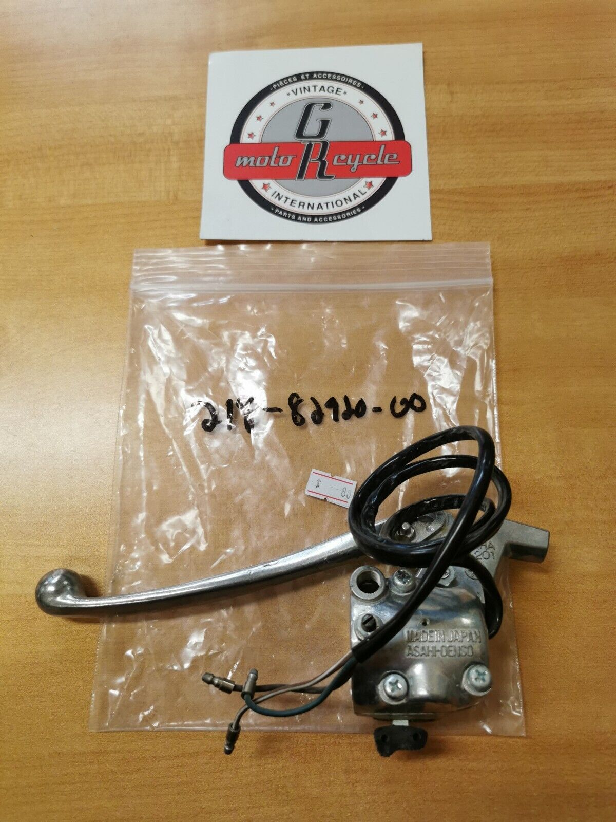 NOS YAMAHA LEVER HOLDER ASSEMBLY RIGHT  218-82920-00-00 Y38